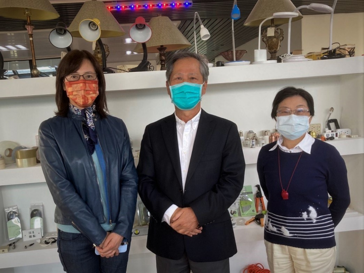 桂代表與游榮譽會長於T&C公司樣品展示間合影