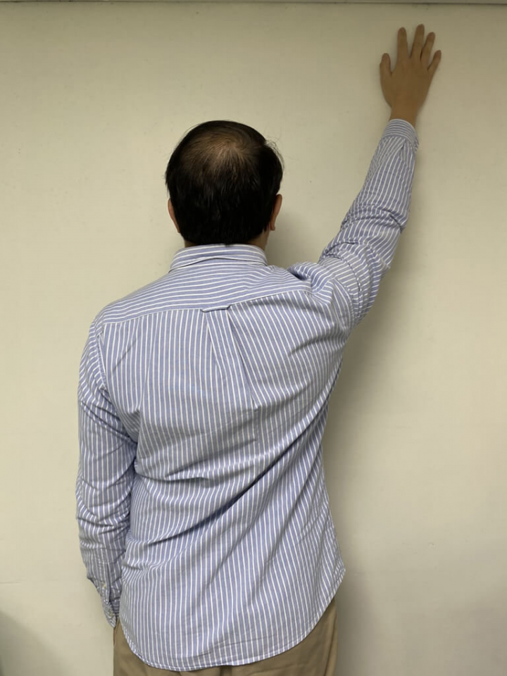 許多民眾在接種COVID-19疫苗後出現手臂疼痛症狀，南投醫院復健科15日指出，可透過舉高手臂，做出如擦大桌面的動作助減緩疼痛，每次10下、共做5次。（南投醫院提供）