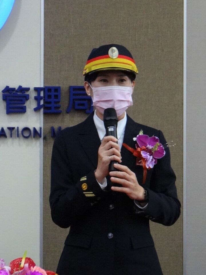 台鐵最大車站台北站7日舉行第25任站長交接，新任站長由台北車班組主任胡詠芝升任，這也是台北站首次由女性擔任站長職務。（台鐵提供）
