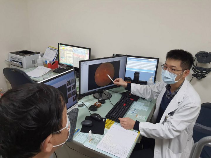 大里仁愛醫院眼科主治醫師彭書彥（右）呼籲，糖尿病族群若發現有視力模糊的症狀，應盡早諮詢眼科醫師，避免錯失治療的時機。（大里仁愛醫院提供）