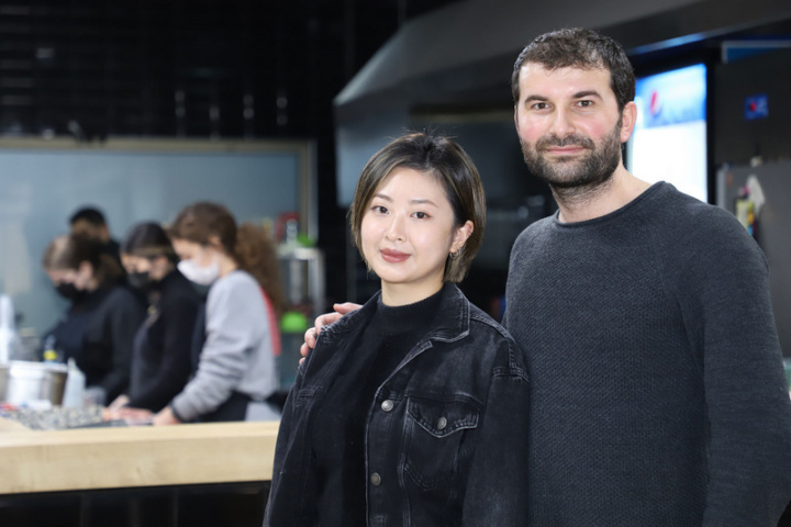 Jün Taiwanese Kitchen（暫譯「均台灣廚房」）負責人涂瑟法（前右）、陳俞均（前左）夫婦7日受訪時表示，希望用美食把台灣介紹給土耳其人。