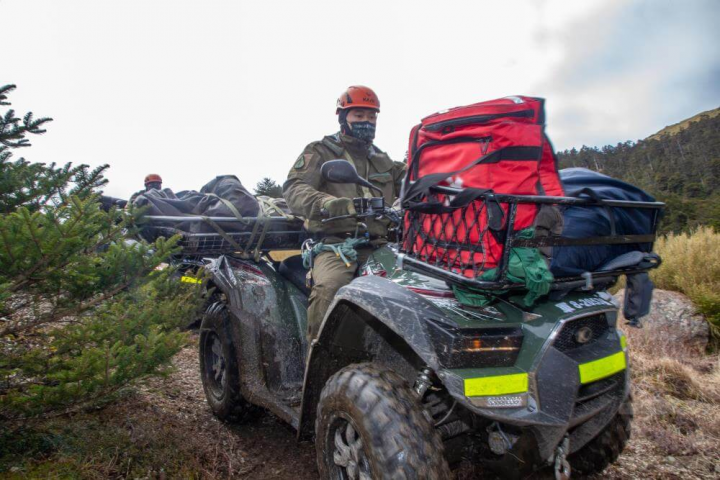 官兵完成傷患裝載，透過ATV車後送就醫。（軍聞社提供）