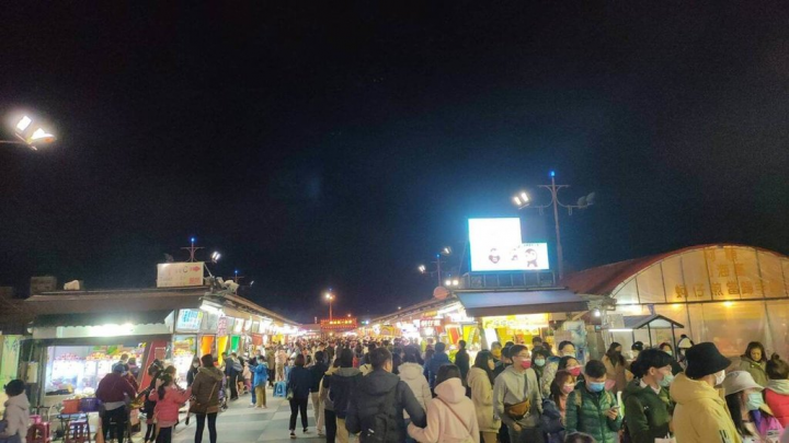雖然疫情持續，不過花蓮有良好空氣品質及零確診條件，成為遊客旅遊首選，人潮聚集的東大門夜市因為防疫採總量管制，春節期間農曆正月初一至初五進出近9萬人次。（花蓮縣政府提供）