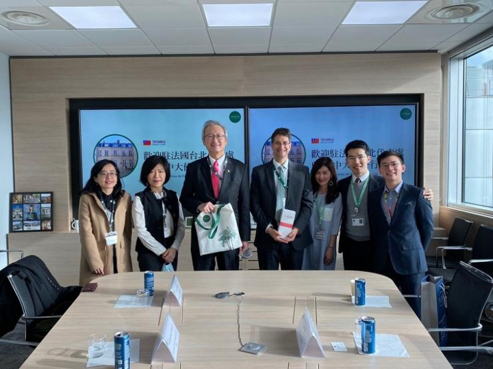 吳大使(中左)與INSEAD MBA院長Urs Peyer(中右)及3為臺灣學生拜會後合影