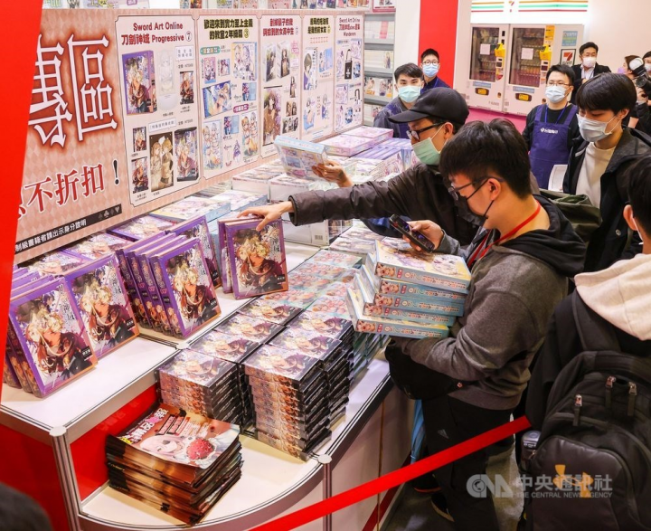 Visitors check out comic books at an exhibiting booth. CNA photo Feb. 10, 2022