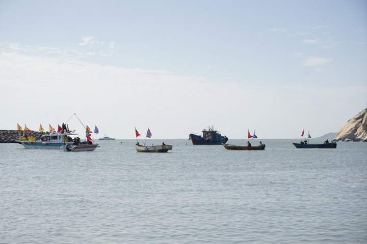 馬祖海祭習俗「送狀元船」14日上午在北竿登場，塘歧境水部尚書公廟睽違14年，再度舉行狀元船繞巡活動，展現漁業海神信仰文化，以及航海特性、使節往返的歷史。