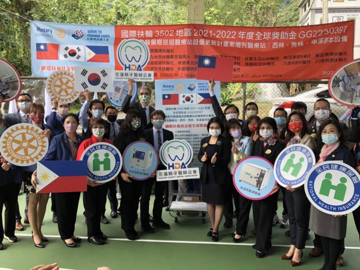 國際扶輪社捐贈牙科治療椅•花蓮秀林捐贈儀式合影(左後5)牙醫師公會全聯會醫缺主委林鎰麟(左前4)花蓮縣牙醫師公會理事長吳志浩(右前4)本次捐贈主辦社八德陽德扶輪社 巫秋玉社長(右前5)國際扶輪社台灣3502地區總監吳淑華(左前2)健保署東區業務組 李名玉組長。