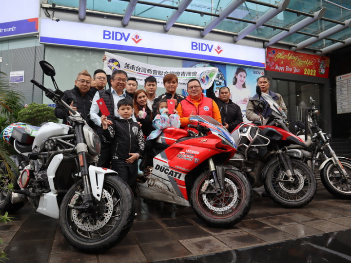 越總青商會長陳靜璿（右4）率領重機車隊花5天時間從胡志明市騎到河內市，河內台商會會長洪志華（右3）與北寧台商會會長黃雍正（左3）出面接待。