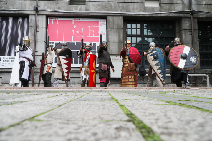 戰爭實境角色扮演（LARP）遊戲近年從歐美傳入，假日偶爾會看到一群人身穿各種時代服飾、手持泡綿材質的兵器在公園「廝殺」。