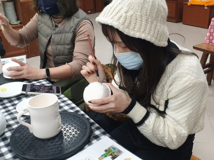 金門陶瓷廠16日表示，即日起增加週六營業時間。遊客可預約參觀製作，了解陶瓷從製模、注漿、修坯、素燒、施釉、釉燒、窯燒等工序後，並可體驗彩繪DIY活動。（金門陶瓷廠提供）