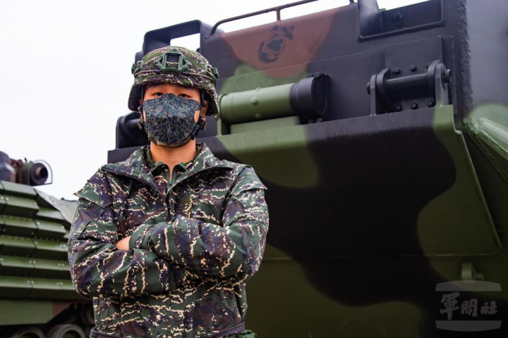 譚上尉期許自己與單位，持續努力爭取團隊佳績，傳承登陸戰車部隊的榮譽。（軍聞社記者黃劭恩攝）