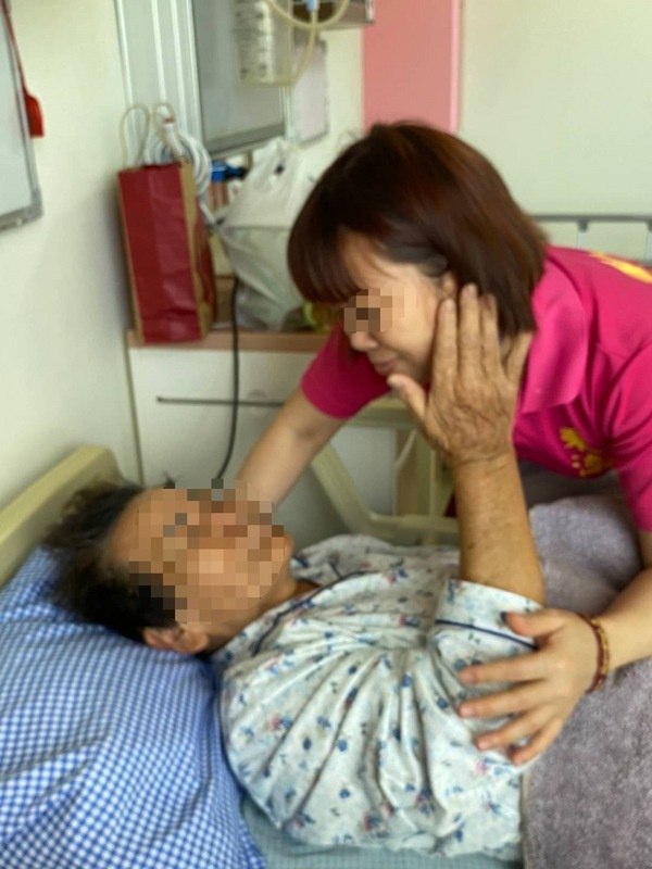 越南移工阿映（右）16年前來台從事看護，雖然要與越南家人分隔兩地，但她仍深感在養護中心照顧老人生活非常充實，且勤奮、細心呵護每一位照護對象，但4年前年限期滿，為養活家鄉家人選擇逃跑打黑工。所幸她現在已透過專案再次合法打工，也慶幸過年能返鄉探望家人。（讀者提供）