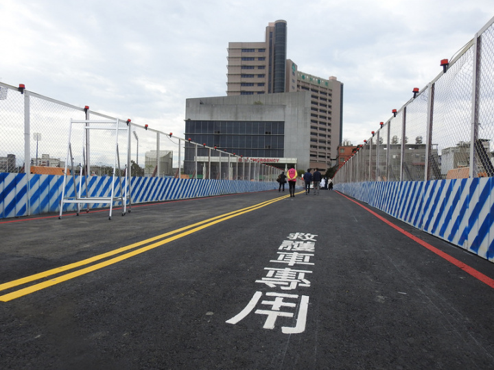 新北市政府為輔仁大學附設醫院開闢急診救護車專用道，讓病患能更快速到達急診搶救。