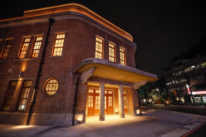 基隆市歷史建築漁會正濱大樓（圖）修復完工，文化局在整修過程中加入燈光計畫，希望讓大樓在夜間也能綻放耀眼光芒。（基隆市政府提供）