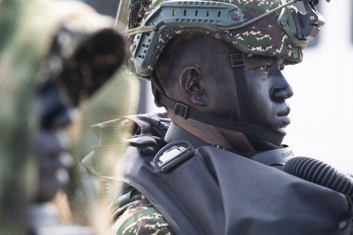 國軍特戰人員全副武裝，並在臉上塗抹偽裝物。