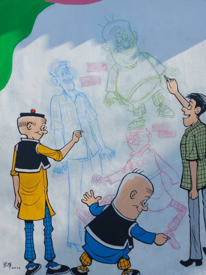 經典漫畫「老夫子」第二代作者王澤在春節陪妻回屏東，在竹田鄉長傅民雄邀請下，王澤為美崙村創作融入在地生活的大型壁畫。（傅民雄提供）