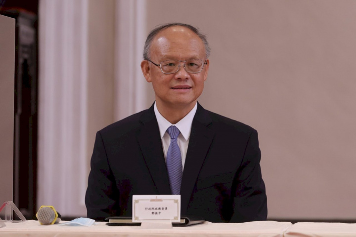 行政院政務委員鄧振中。 