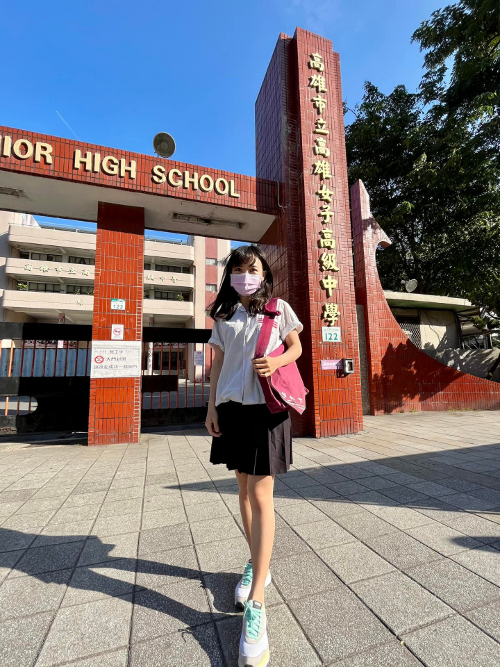 雄女磚紅牌樓校門將拆 吸引校友返校合影憶青春