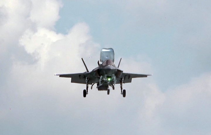 為期4天的新加坡航空展18日落幕，航展期間每天都有飛行表演，包括美軍派出F-35B垂直起降匿蹤戰機進行性能展示。圖攝於17日。