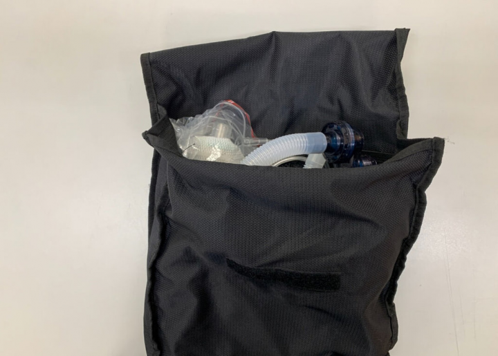 萬華曾是疫情重災區，台北市消防局救護隊員扛起壓力協助確診者送醫。北市消防局則研發「台北杜鵑花」簡易攜帶預置包，除兼顧便利性，也可減少救護車裝備遭感染及避免隊員被傳染。（消防局提供）