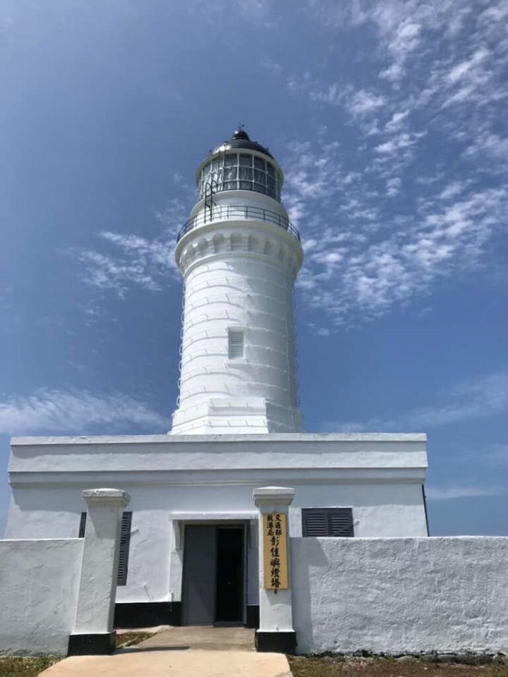 有113年歷史的基隆市定古蹟彭佳嶼燈塔，獲文化部文資審議委員會審議通過，將升格為國定古蹟，即將對外公告。（基隆市政府文化局長陳靜萍提供）