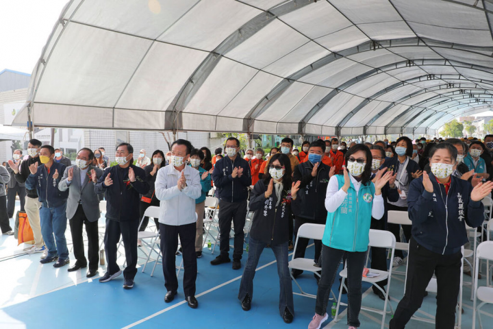 嘉義縣民雄樂齡運動館，也是縣內第一座樂齡運動館，16日落成啟用，縣長翁章梁（前右4）、立委陳明文（前右5）等人出席啟用典禮。（嘉義縣政府提供）