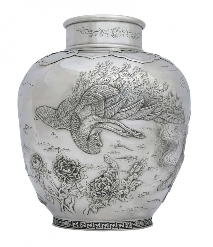  錫工藝師李瑋駐園創作「翎頂富貴茶倉」，刻繪孔雀牡丹紋飾，孔雀為吉祥鳥，牡丹則是百花之冠，象徵吉祥富貴。