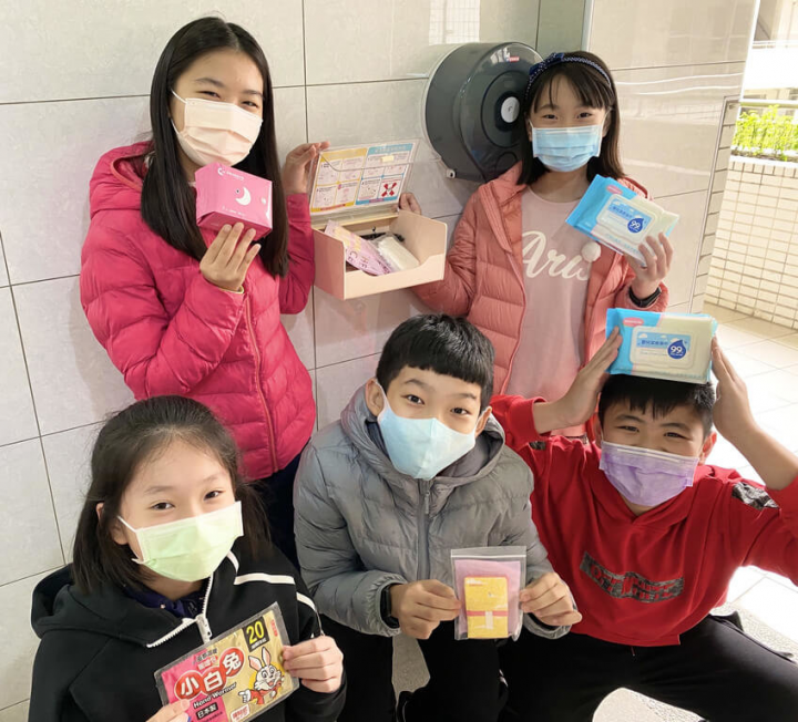 為讓成長期或進入青春期女生在月經來的重要時刻能有更安全舒適的如廁經驗，高雄新上國小從這學期開始，2樓以上每間女廁入口處都放置一個裝有衛生棉等生理用品的「貼心箱」，學生也可到學務處、輔導處或健康中心索取濕紙巾、熱敷暖暖貼布等用品。（新上國小提供）
