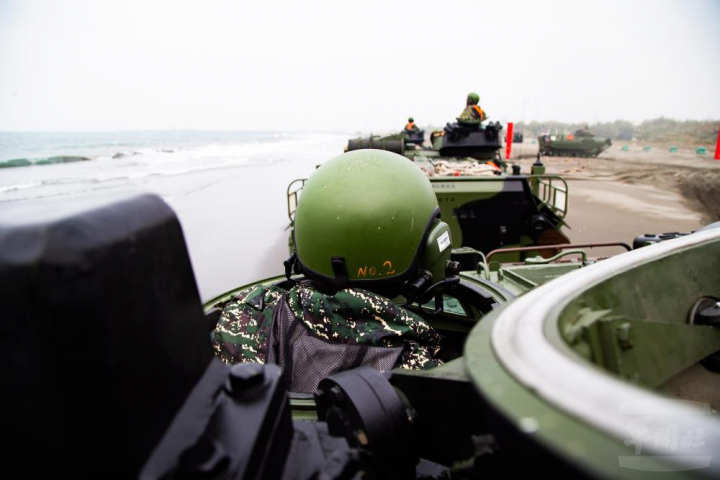 海軍陸戰隊登車大隊日前執行「沙灘困難地形及水際線陸上駕駛」演練。