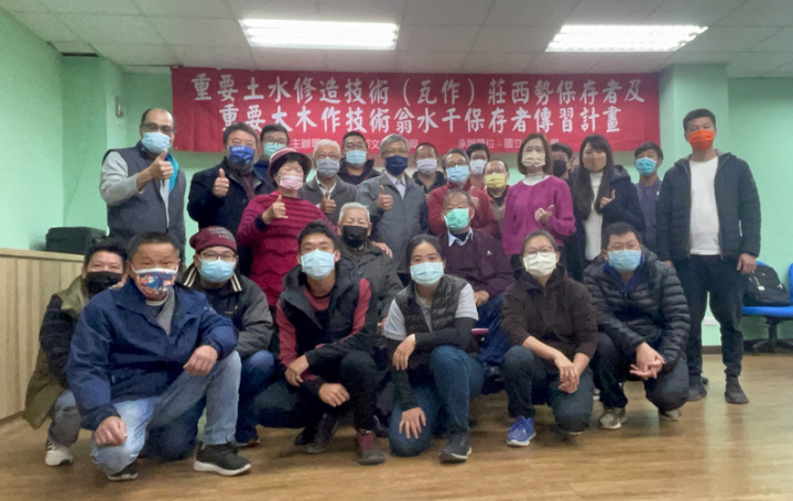 金門「人間國寶」莊西勢和翁水千傳習計畫登場，熱愛傳統建築修復的學員們12日依循古禮拜師，準備展開近半年的土水修造、大木作技術傳習課程，其中有5人是跨海到金門當地學習。