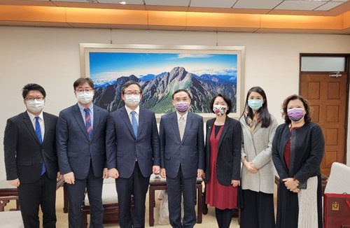 自左而右依序為：李仁鎬研究員、洪性葰科長、鄭炳元代表（左三）、蔡部長、國兩司汪副司長南均、調部辦事王珮儒檢察官、調部辦事李旻真檢察事務官。