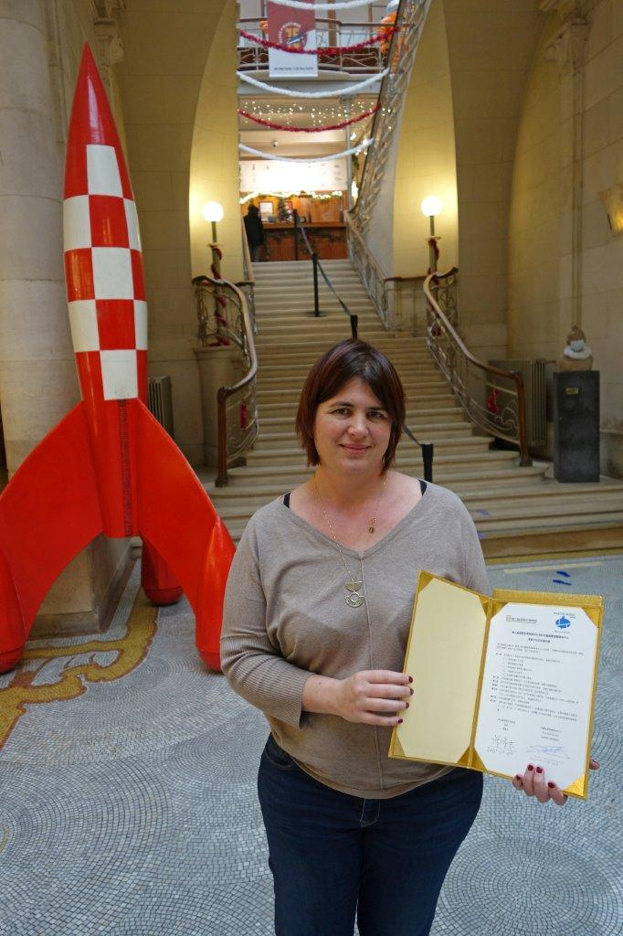 比利時布魯塞爾漫畫藝術中心館長Isabelle Debekker簽訂漫畫文化交流意向書