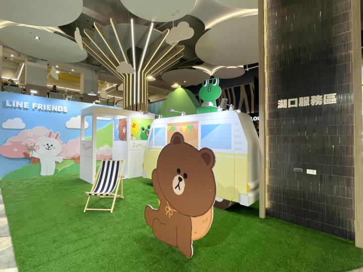 國道湖口服務區最近正舉辦「熊大與兔兔旅遊時光」大型主題展，將LINE FRIENDS家族成員都搬過來，讓熊大與兔兔在門口迎客，成了新的打卡景點。（南仁湖企業提供）