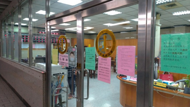 民眾遇到法律案件，可能因對法律不熟悉而損失自身權益，台中市政府法制局建議，民眾遇到法律問題切莫慌張，可善用官方提供的法律諮詢服務。台中地院內的律師公會提供法律諮詢服務。