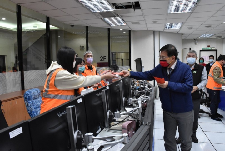 交通部長王國材（右）4日視察交通部高速公路局北區交通控制中心，瞭解國道疏運情形，同時慰勉執勤作業人員辛勞。（高公局提供）