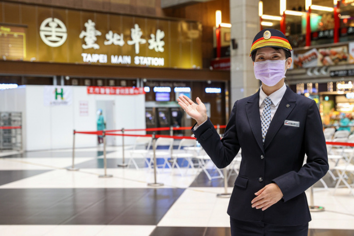 胡詠芝是台北車站第25任站長，也是台北車站首名女性站長，她在台鐵的資歷只有13年，從基層站務員做起，熟悉台北車站票務、月台、運轉及維安，在台鐵長官眼中是全方位人才，也全力重點栽培。