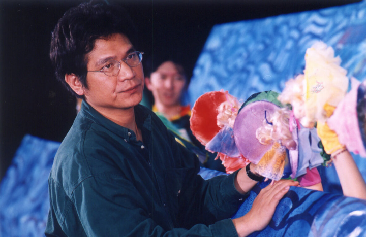 紙風車劇團成軍30週年，大戲「哪吒鬧龍宮」正在緊鑼密鼓籌備中，並由創辦人李永豐親自進排練場編修。圖為李永豐2000年排練場景。（紙風車劇團提供）