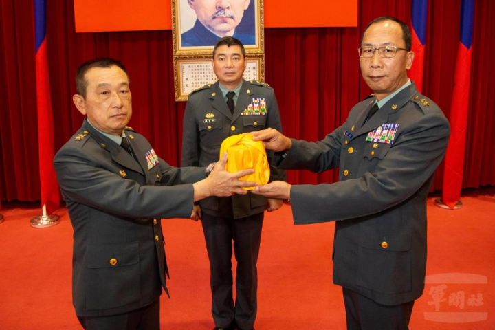國防部參謀總長陳寶餘上將16日主持陸軍第八軍團指揮官任職布達交接暨授勳典禮。