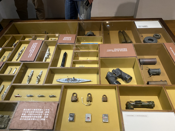 「再見捌捌陸―台灣眷村文化園區」園區裡的「眷村時代館」，展示上個世紀眷村居民使用砲彈改裝的各式生活用品。