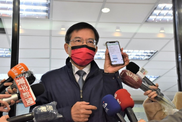 交通部長王國材（圖）4日視察交通部高速公路局北區交通控制中心，呼籲民眾善用1968APP的行駛時間預測功能。（高公局提供） 