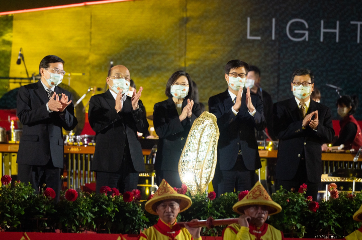 蘇貞昌晚間與蔡英文總統共同出席在高雄舉辦的「2022臺灣燈會開燈儀式」