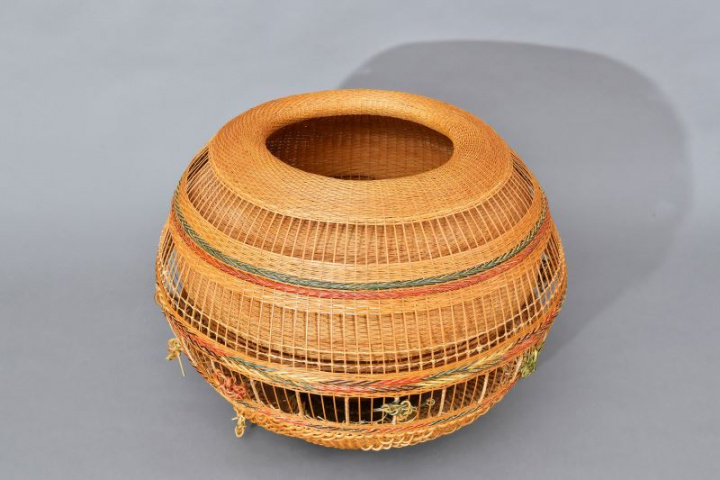  劉興澤工藝師創作「珍藏」，在竹編造型上突破，營造出多變空間，搭配彩色箭紋點綴，帶來視覺的饗宴。