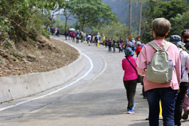 雲林縣道149甲線又稱草嶺公路，921大地震後中斷22年，近日修復完成，25日正式通車，縣府邀請500多名民眾一起健走見證。（雲林縣政府提供）