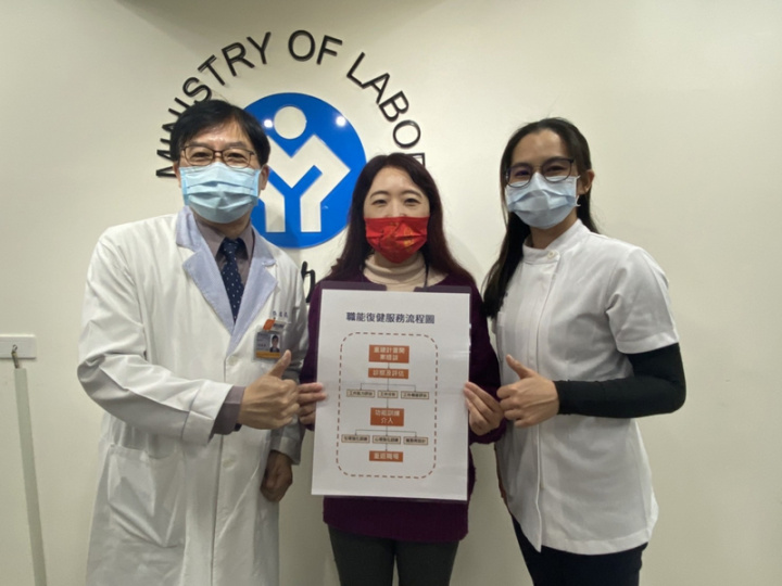 勞動部職業安全衛生署職災勞工保護組組長林秋妙（中）22日指出，職災勞工面臨職災，若停工時間越長、復工困難度更高，因此勞動部有補助全台24個專業機構，能提供職災勞工職能復健等訓練，讓職災勞工儘速重返職場。