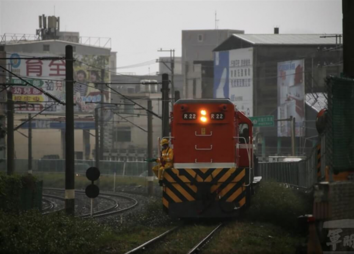 軍用鐵路特種支線屬非電氣化鐵道，因此經常使用柴電機車頭牽引。（軍聞社提供）