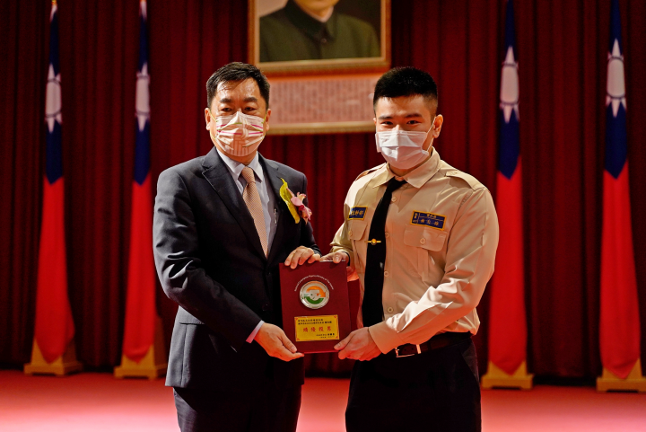 陳宗彥次長頒獎表揚表現優秀替代役男