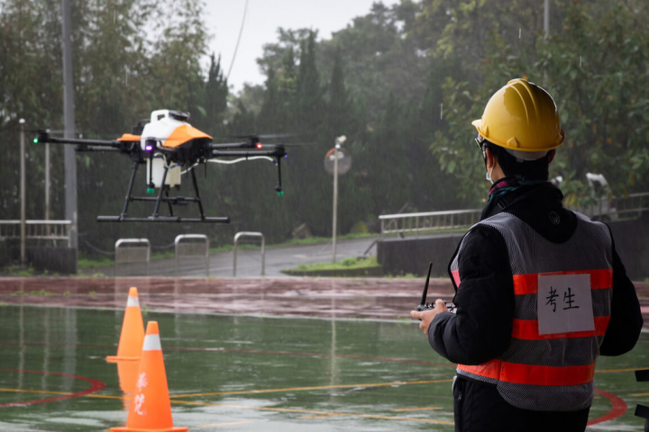 經交通部民航局審核通過，華梵大學成立雙北地區綜合大學首座遙控無人機國家考場，22日舉行揭牌儀式，未來北台灣民眾能就近學習與考試，取得無人機國家證照。（華梵大學提供）
