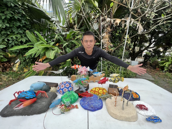 熱愛海洋生態的吳國振，將淨灘撿到的垃圾經巧手製作，搖身一變成為可以欣賞的藝術品。