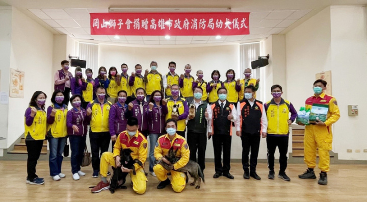 有鑑消防人員優良工作幼犬取得不易，岡山獅子會找到2隻擁有日本優良狼犬基因的幼犬，捐贈給高雄市消防局，期望最快2年通過測驗出勤。（高市消防局提供）