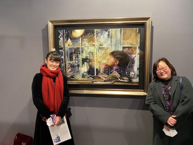 巴文中心同仁與藝術家代表劉夢非（左）於郭豫珍畫作《有朝一日（Someday）》前合影